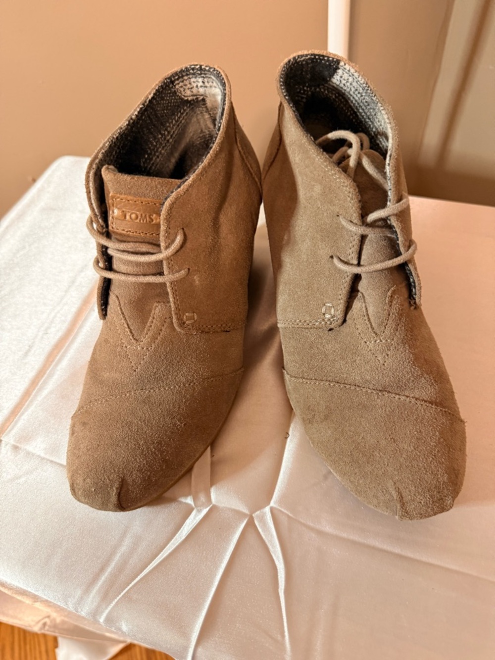 Toms Taupe Suede Ankle Desert Wedges
Size 7
2” WEDGE HEEL